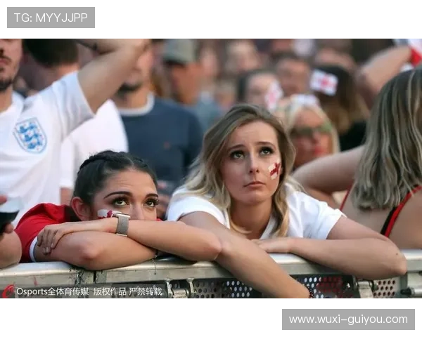 内马尔邀老球迷观赛拥抱落泪感